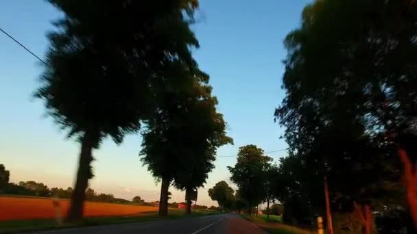 Condução de um carro ao pôr do sol - POV — Vídeo de Stock