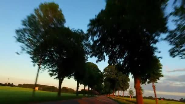 Condução de um carro ao pôr do sol - POV — Vídeo de Stock