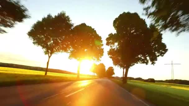 Condução de um carro ao pôr do sol - POV — Vídeo de Stock