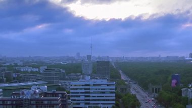 Berlin siluetinin erken sabah. 