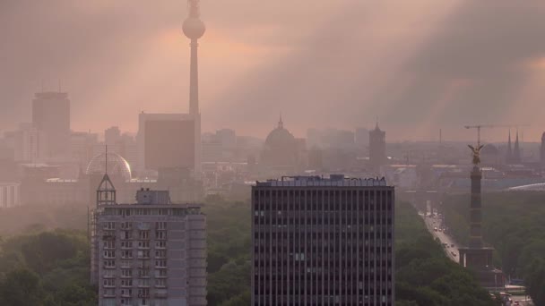 Die Skyline Von Berlin Bei Sonnenaufgang — Stockvideo