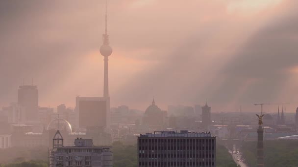 Die Skyline Von Berlin Bei Sonnenaufgang — Stockvideo