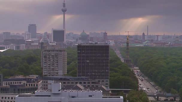 Die Skyline Von Berlin Bei Sonnenaufgang — Stockvideo