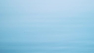 Damla su etkisi yavaş - yüksek hızlı bir su yüzeyinde