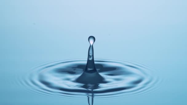 Droppe Vatten Inverkan Vattenyta Slow Motion Hög Hastighet — Stockvideo