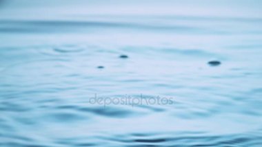 Yüzey su sıçramasına ve ağır çekimde yükselen kabarcık tedirgin