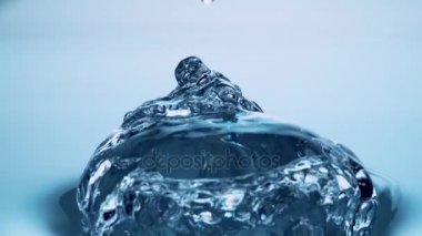 Yüzey su sıçramasına ve ağır çekimde yükselen kabarcık tedirgin