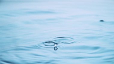 Damla su etkisi yavaş - yüksek hızlı bir su yüzeyinde