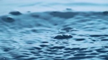 Yüzey su sıçramasına ve ağır çekimde yükselen kabarcık tedirgin