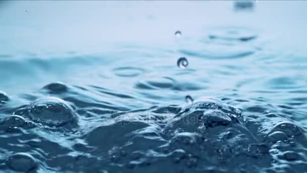 Salpicaduras Superficie Agua Agitada Aumento Burbujas Cámara Lenta — Vídeos de Stock