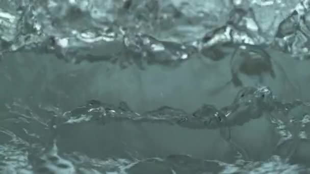 Aufgewühlte Wasseroberfläche Plätschert Und Blase Steigt Zeitlupe — Stockvideo