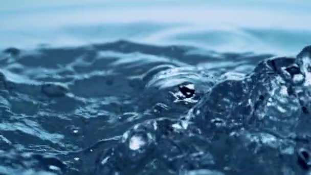 Geschud Waterspatten Oppervlakte Bellendiagrammen Stijgt Slow Motion — Stockvideo