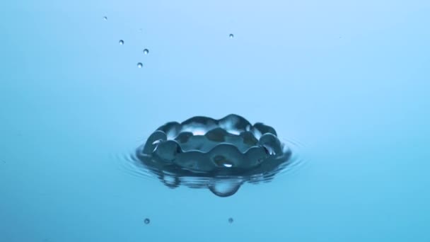 スローモーション 高速で水の表面への水の影響のドロップ — ストック動画