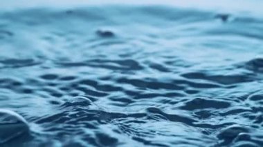 Yüzey su sıçramasına ve ağır çekimde yükselen kabarcık tedirgin