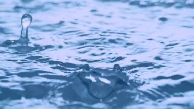 Yüzey su sıçramasına ve ağır çekimde yükselen kabarcık tedirgin