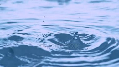 Yüzey su sıçramasına ve ağır çekimde yükselen kabarcık tedirgin