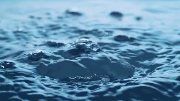 Superfície Água Agitada Respingo Bolha Aumentando Câmera Lenta — Vídeo de Stock