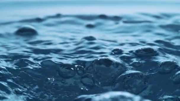 Geschud Waterspatten Oppervlakte Bellendiagrammen Stijgt Slow Motion — Stockvideo