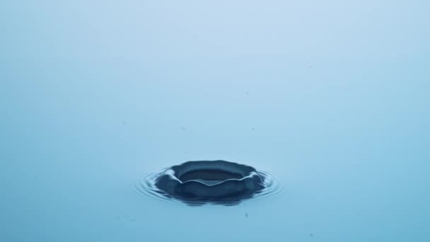 Wassertropfen Auf Eine Wasseroberfläche Zeitlupe Hohe Geschwindigkeit — Stockvideo