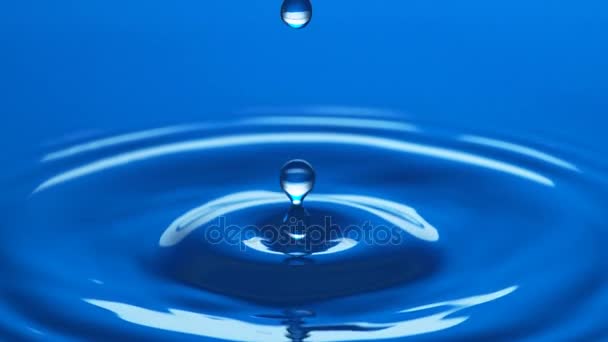 Droppe Vatten Inverkan Vattenyta Slow Motion Hög Hastighet — Stockvideo