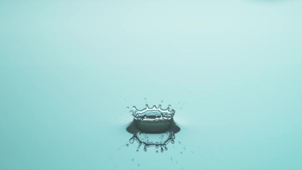 Queda Água Atinge Superfície Água Câmera Lenta — Vídeo de Stock
