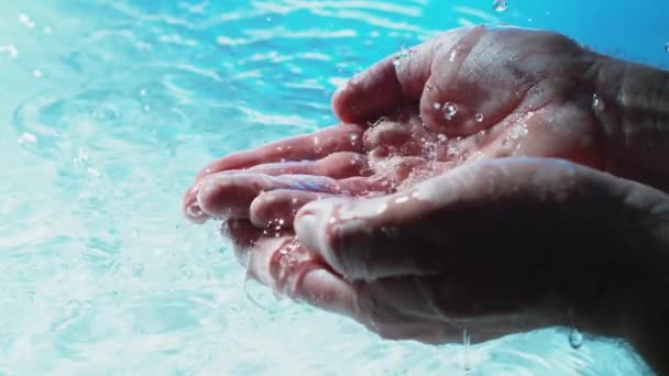 Acqua Che Riversa Sui Palmi Delle Mani Uomo Alta Velocità — Video Stock