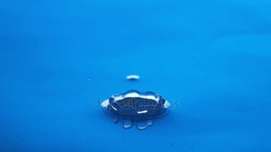 Damla su etkisi yavaş - yüksek hızlı bir su yüzeyinde