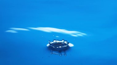 Damla su etkisi yavaş - yüksek hızlı bir su yüzeyinde