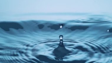 Yüzey su sıçramasına ve ağır çekimde yükselen kabarcık tedirgin