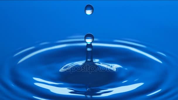 水滴对水面的慢速运动的影响 — 图库视频影像