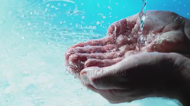 Wasser Ergießt Sich Auf Die Handflächen Eines Mannes Hohe Geschwindigkeit — Stockvideo