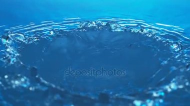 Ağır çekimde - 1000fps yüksek hızda çalkantılı su yüzeyi Phantom Flex 4 k ile vurdu.