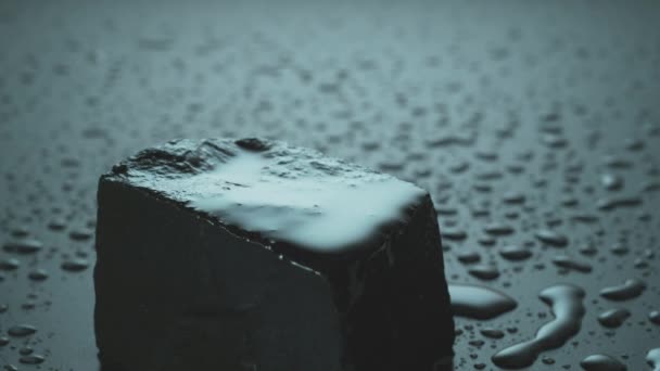 一滴の水が濡れた石に当たった 水滴ヒット スローモーション ファントム Flex 1000 Fps で黒い石 — ストック動画