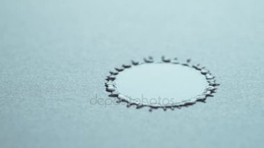 Bir damla su bir yüzey vurur ve binlerce küçük damla paramparça.