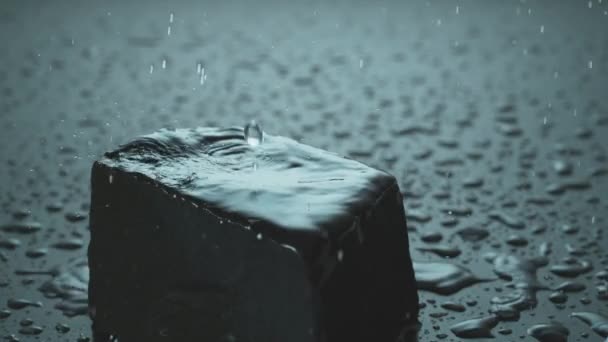 Wassertropfen Treffen Einen Nassen Stein Wassertropfen Treffen Einen Schwarzen Stein — Stockvideo