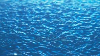 Su yüzeyi ağır çekim, dalgalar ve dalgaların - Phantom Flex 4 k - yüksek hız Shot - 1000 fps isabet yağmur damlaları