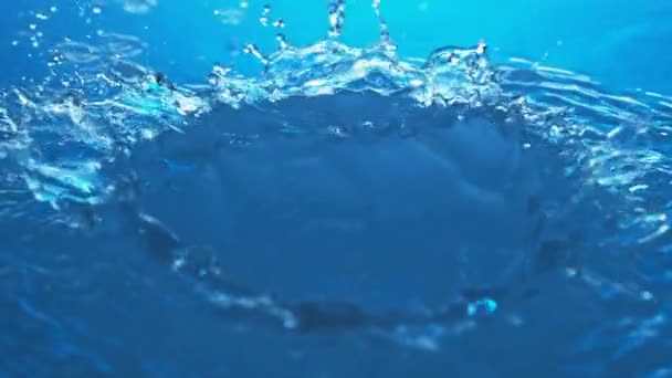 Капля Воды Падает Бурную Воду — стоковое видео