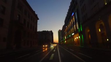 Berlin, Berlin/Almanya: Pov araba sürüş Berlin Mitte batımında Potsdamer Platz doğru gidiyor. Gyro stabilize kamera.