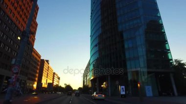 Berlin, Berlin/Almanya: Pov araba sürüş Berlin Mitte batımında Potsdamer Platz doğru gidiyor. Gyro stabilize kamera.