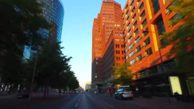 Berlin, Berlin/Almanya: Pov araba sürüş Berlin Mitte batımında Potsdamer Platz doğru gidiyor. Gyro stabilize kamera.