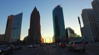Berlin, Berlin/Almanya: Pov araba sürüş Berlin Mitte batımında Potsdamer Platz doğru gidiyor. Gyro stabilize kamera.