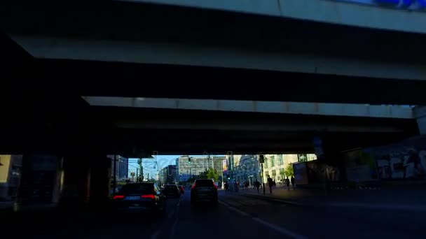 Автомобиль Проезжающий Через Берлин Гиростабилизированная Камера — стоковое видео