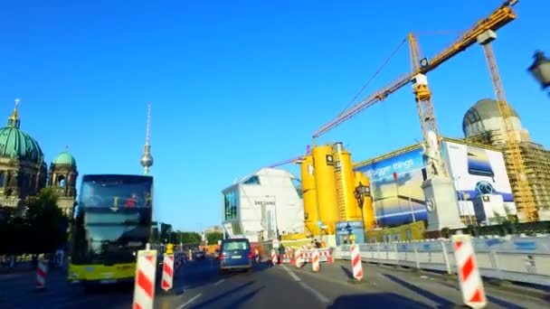 ベルリン ジャイロ安定化カメラを通して車運転 — ストック動画