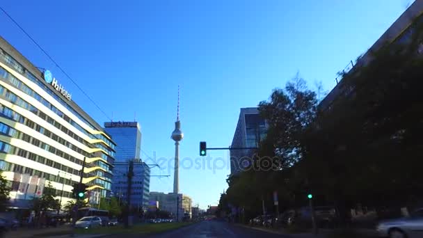 Berlín Berlín Alemania Pov Car Conducción Dirección Alexanderplatz Cámara Giroestabilizada — Vídeo de stock