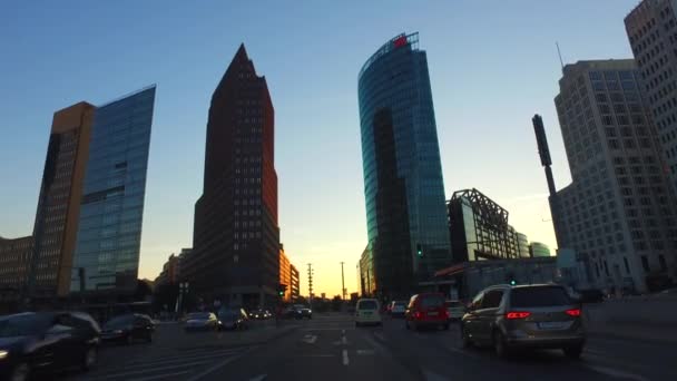在柏林的视角车驾驶在日落 朝向波茨坦广场 陀螺稳定摄像机 — 图库视频影像