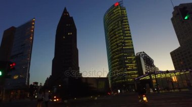 Berlin, Berlin/Almanya: Pov araba sürüş Berlin Mitte batımında Potsdamer Platz doğru gidiyor. Gyro stabilize kamera.