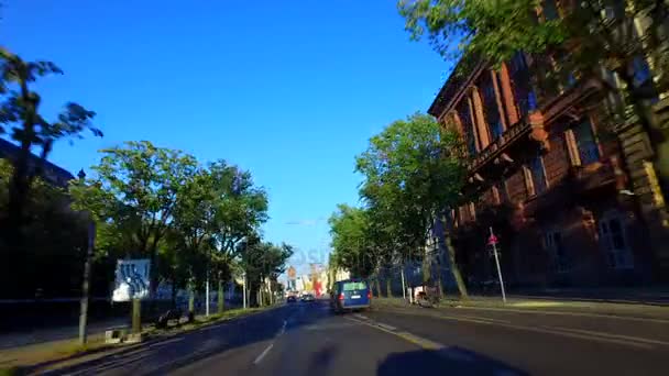 汽车驾驶通过柏林 陀螺稳定的照相机 — 图库视频影像