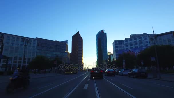 Auto Fährt Durch Berlin Kreiselstabilisierte Kamera — Stockvideo