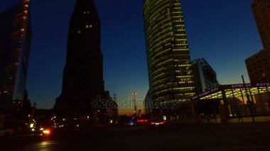 Berlin, Berlin/Almanya: Pov araba sürüş Berlin Mitte batımında Potsdamer Platz doğru gidiyor. Gyro stabilize kamera.