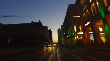 Berlin, Berlin/Almanya: Pov araba sürüş Berlin Mitte batımında Potsdamer Platz doğru gidiyor. Gyro stabilize kamera.